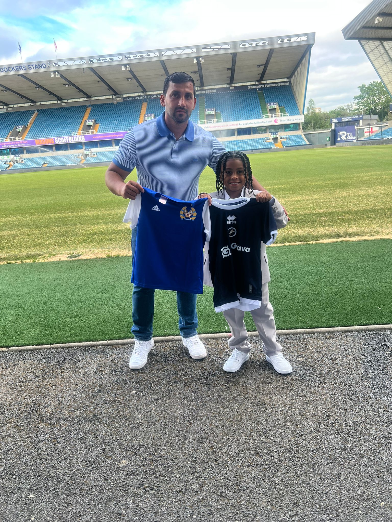 Under 8 players signing for Millwall FC - Photo 2